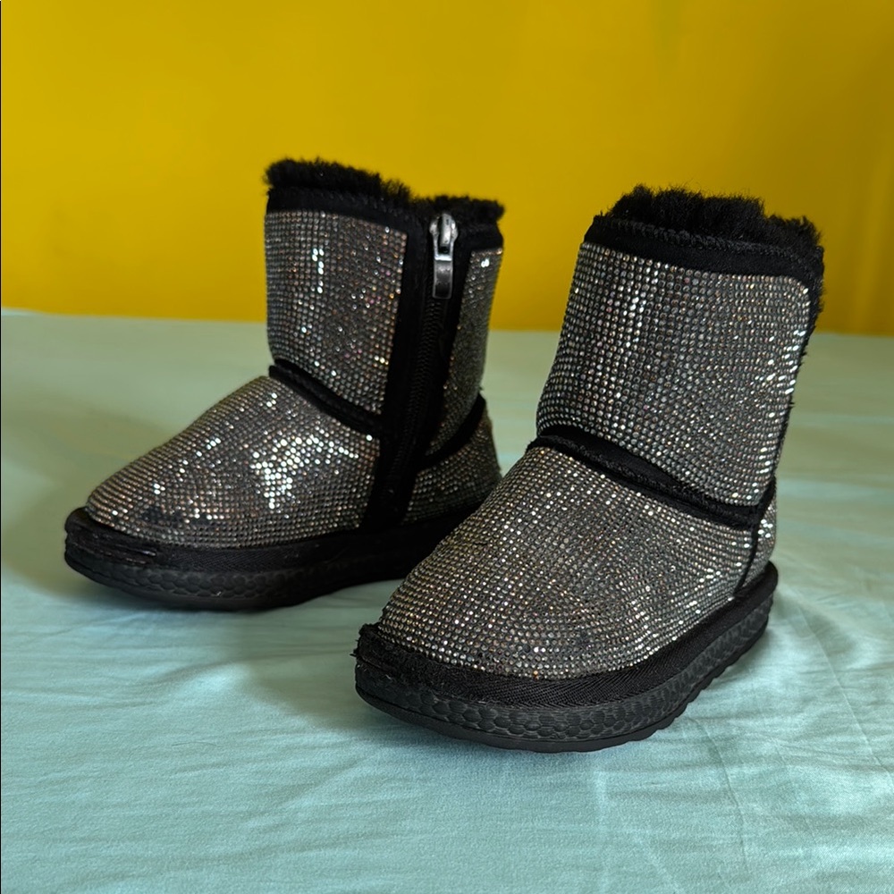 🌸Sparkling Silver winter Boots for girls with Black Trim